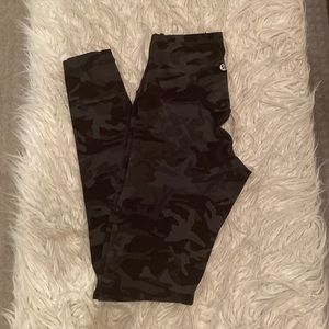 Lululemon Align High Rise 28” legging in green camo